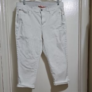 EVRI White Cropped Slim Capri Pants